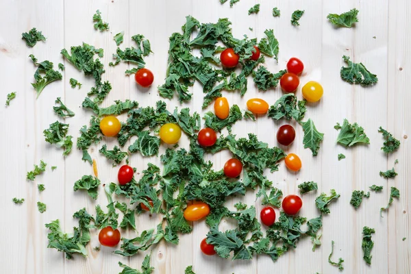 Gehakte Groene Boerenkool Met Rode Gele Pruim Cherry Tomaten Houten — Stockfoto