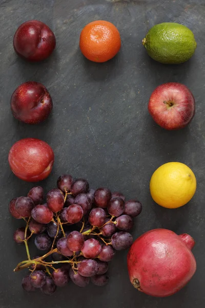 Comida Oscura Uvas Claroscuras Granada Limón Manzana Lima Mandarina Ciruelas Imágenes de stock libres de derechos