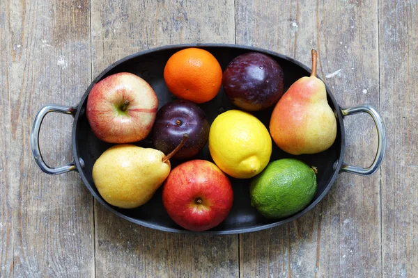 Frutas Mixtas Manzanas Lima Limón Peras Ciruelas Bandeja Metálica Sobre — Foto de Stock