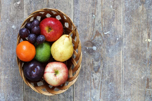 Frutas Mixtas Manzanas Lima Limón Peras Ciruelas Cuenco Mimbre Sobre Fotos de stock libres de derechos