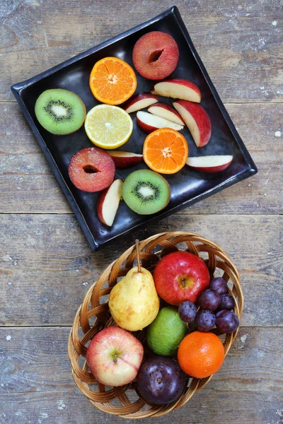 Frutos Enteros Rodajas Manzanas Lima Limón Peras Ciruelas Sobre Una Fotos de stock