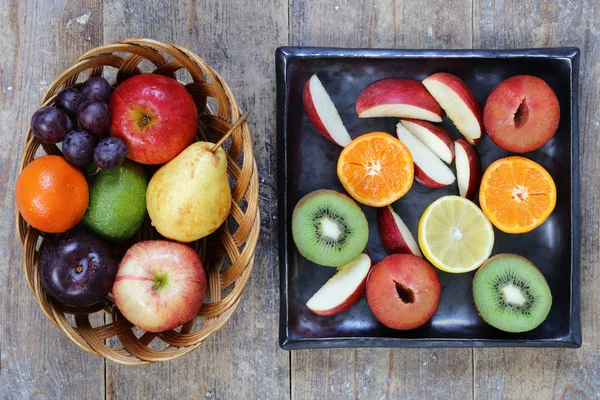 Hel Och Skivad Frukt Äpplen Lime Citron Päron Och Plommon Royaltyfria Stockbilder