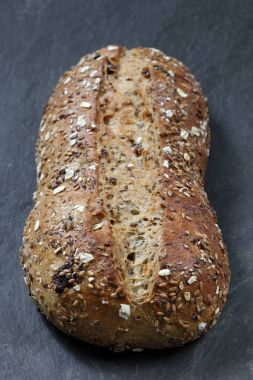 Kayrak Taş Masa üstü tepsiye pişirme içinde rustik tam tahıllı ekmek somun, yakın çekim