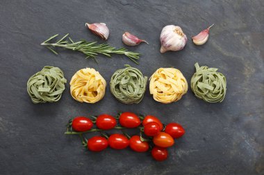 Tagliatelle ile İtalyan makarna yemek için malzemeler