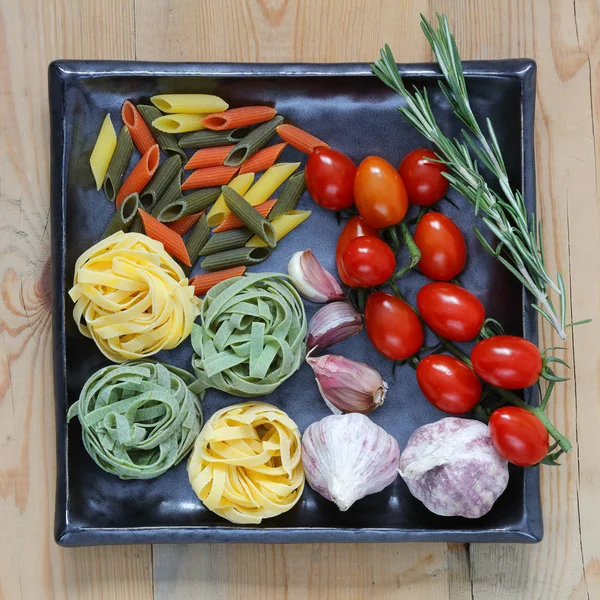 Zutaten Für Italienische Pasta Mit Tagliatelle lizenzfreie Stockfotos