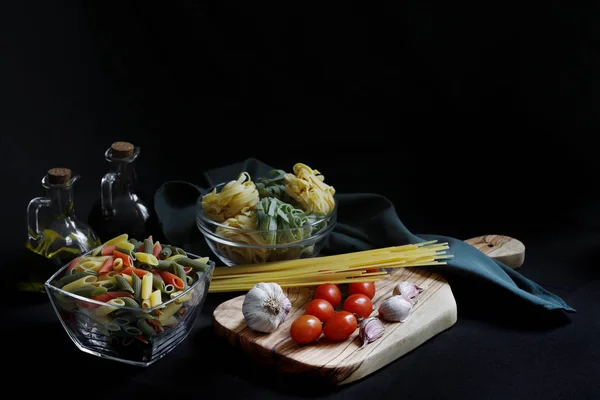 Chiaroscuro Sötét Élelmiszer Tészta Összetevők Spagetti Tagliatelle Penne Tricolore Fokhagyma — Stock Fotó