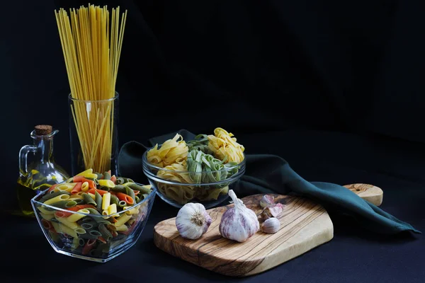 Інгредієнти Макаронних Виробів Темного Харчування Спагеті Тальятелле Триколор Пенне Часником Стокове Зображення