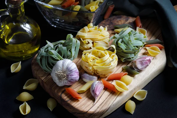 Close Chiaroscuro Dark Food Ingredientes Pasta Con Espaguetis Tagliatelle Penne Imagen de archivo