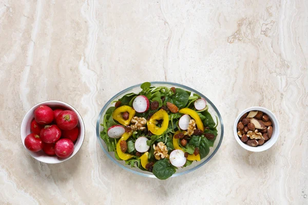 Friska Veganska Sallad Med Rädisor Nötter Gul Paprika Marmor Med — Stockfoto