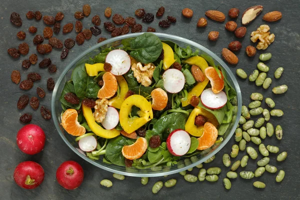 Egészséges Vegetáriánus Saláta Retek Dió Sárga Paprika Sötét Pala Másol — Stock Fotó