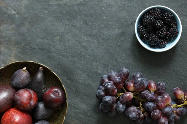 Tmavé Exotické Ovoce Břidlicové Pozadí Včetně Vášeň Ovoce Švestky Fíky — Stock fotografie