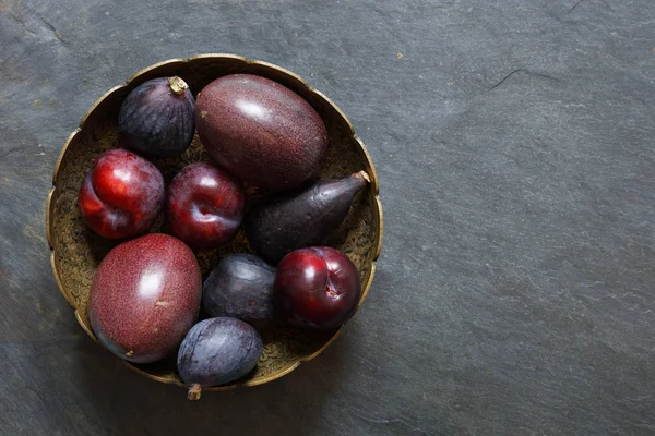 Frutas Exóticas Oscuras Sobre Fondo Pizarra Incluyendo Fruta Pasión Ciruelas — Foto de Stock