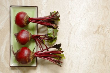 Taze beetroots kopya alanı sağa mermer üzerinde yeşil Seramik Tepsi