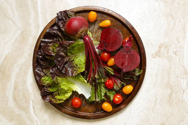 Verse Beetroots Metalen Dienblad Met Verscheidenheid Van Kerstomaten Gem Sla — Stockfoto