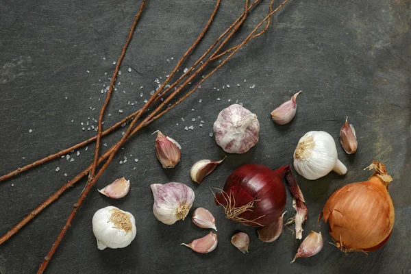 Anordnung Von Knoblauch Und Roten Zwiebeln Auf Einem Natürlichen Schiefertisch — Stockfoto
