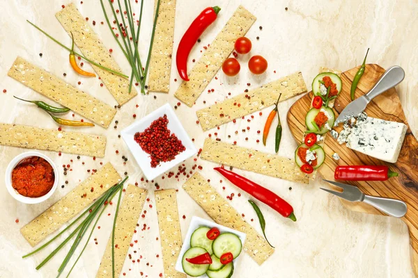 Kaas Cracker Snack Met Pesto Van Tomaat Deense Blauwe Kaas — Stockfoto
