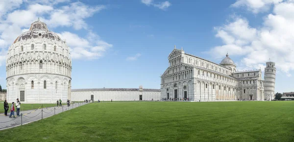 Architectural ensemble of the cathedral and tower of Pisa — Stock Photo, Image