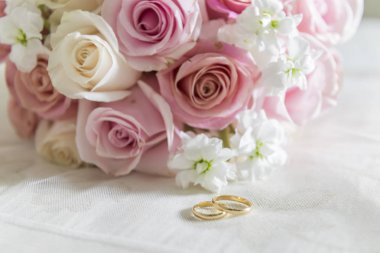 Buket çiçek ve mücevher ile natürmort