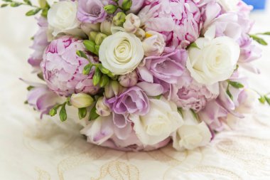 Buket çiçek ve mücevher ile natürmort