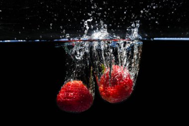 Suya düşen ve sıçramasına siyah damla çilek
