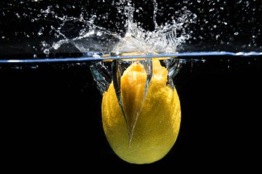 Limon suya düşen ve sıçramasına üzerinde siyah backgr damla