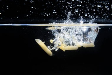 Suya düşen ve sıçramasına üzerinde siyah ba damla macaroons