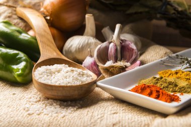 Natürmort malzemelerle bir pirinç yapmak için sebze ve baharatlar ile güveç.