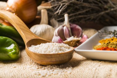 Natürmort malzemelerle bir pirinç yapmak için sebze ve baharatlar ile güveç.