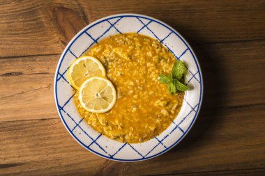 Sebze ve ahşap bir masa üzerinde sunulan baharat tavuk pirinç levha.