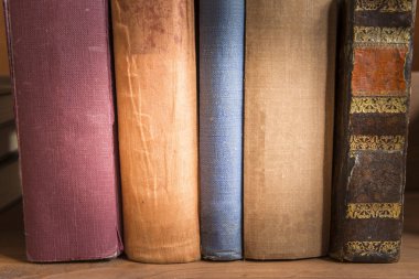 Bir yığın eski kitap