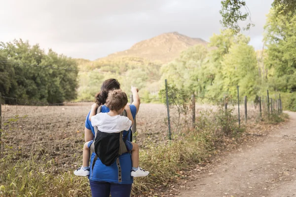 Bir anne oğluyla onu geri hiking üzerinde renkli fotoğraf.