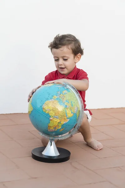 Fotografia Cores Uma Criança Brincando Com Globo — Fotografia de Stock