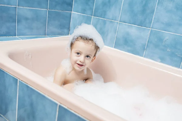 Farve Fotografering Smilende Barn Leger Badet Med Hovedet Fuld Skum - Stock-foto