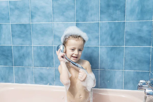 Fotografía Color Niño Sonriente Baño Con Cabeza Llena Espuma Jugando — Foto de Stock