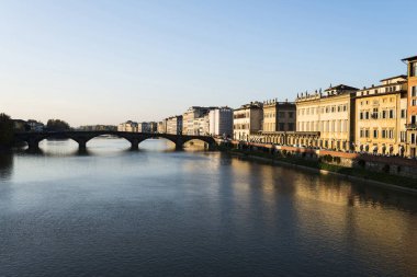 Resim gün batımında Floransa'da Arno Nehri'nin