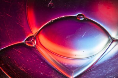 Çeşitli sabun baloncukları tarafından oluşturulan soyut şekiller