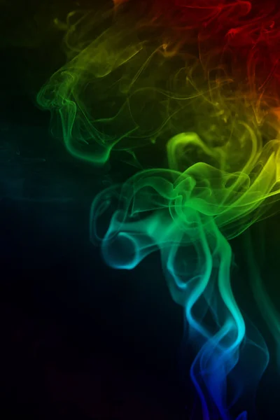黒い背景に虹色の煙の抽象的な形状 — ストック写真