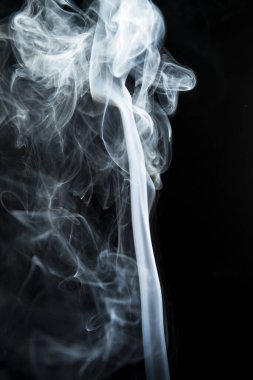 Siyah arkaplanda beyaz dumanın soyut şekli.