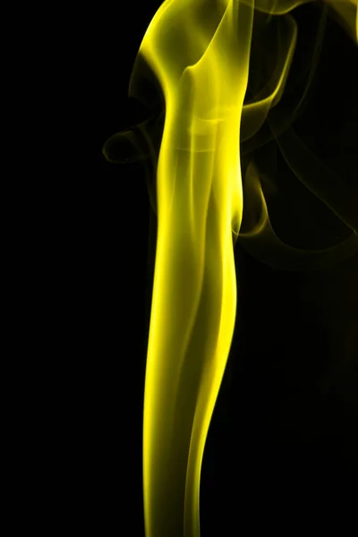 黒い背景に黄色の煙の抽象的な形状 — ストック写真