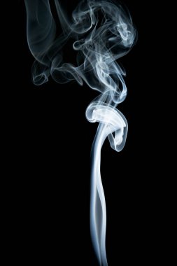 Siyah arkaplanda beyaz dumanın soyut şekli.