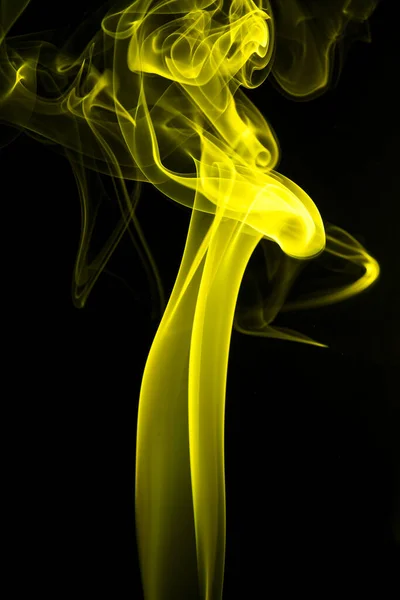 Forma Astratta Fumo Giallo Sfondo Nero — Foto Stock