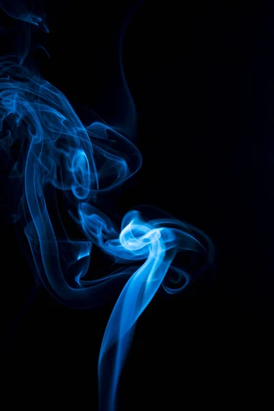 黒い背景に青い煙の抽象的な形 — ストック写真
