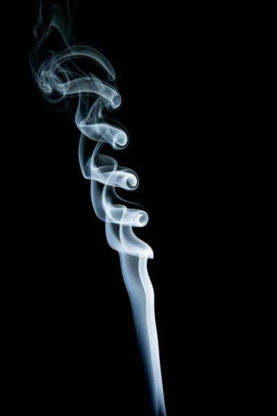 黒い背景に白い煙の抽象的な形 — ストック写真