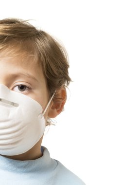 Beyaz arkaplanda maskesi olan çocuk.