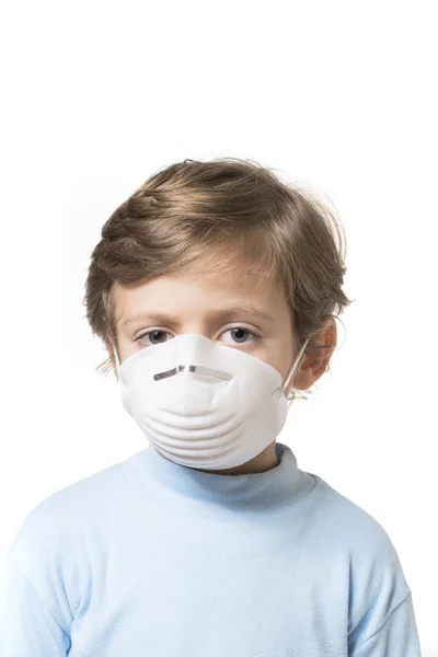 Barn Med Mask Vit Bakgrund — Stockfoto