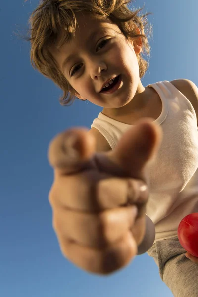 Ein Kind Mit Einem Roten Ball Mit Blauem Himmel Hintergrund — Stockfoto
