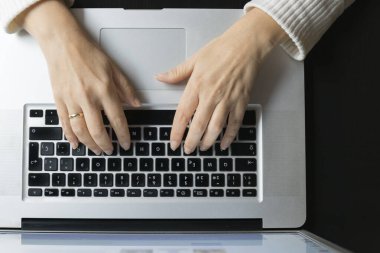 Dizüstü bilgisayarda yazan bir elin ayrıntıları. Telekom konsepti.