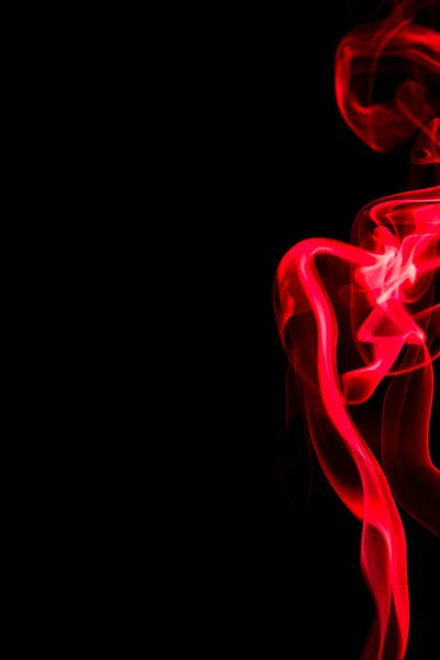 黒い背景に赤い煙の要旨形 — ストック写真