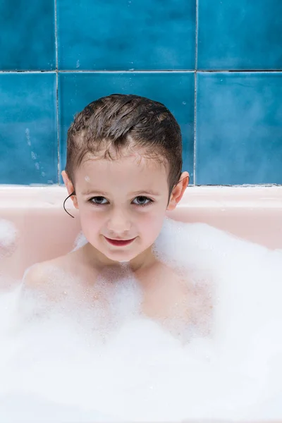 Retrato Niño Una Bañera Con Espuma — Foto de Stock