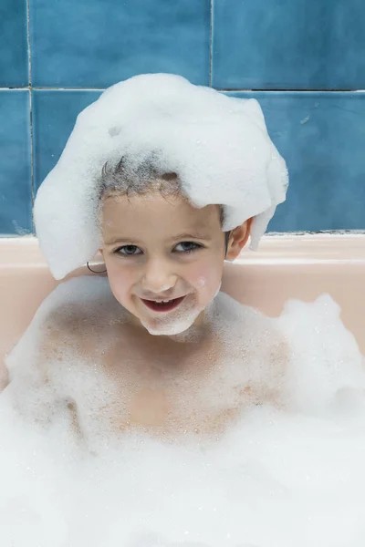 Retrato Niño Una Bañera Con Espuma Con Espuma Cabeza — Foto de Stock